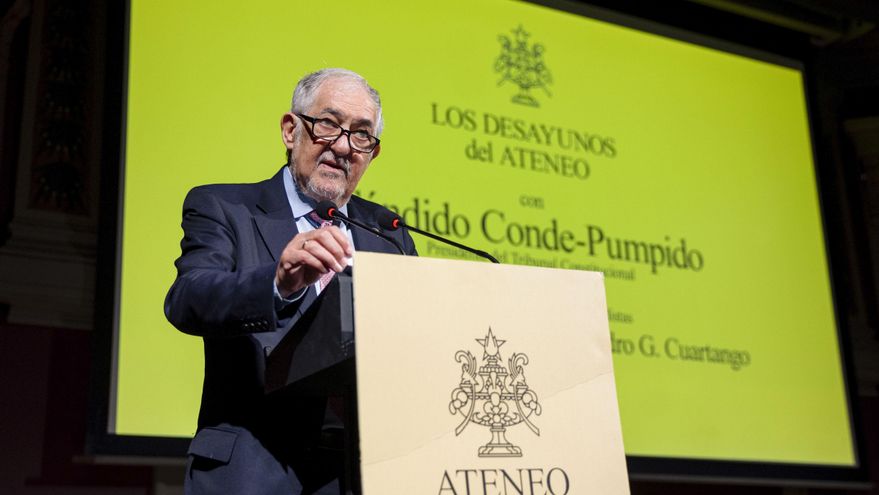 Pumpido dice que le preocupa "muchísimo" que los políticos y el Supremo cuestionen al TC
