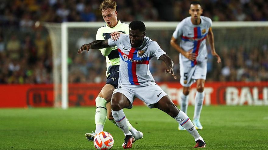 El amistoso Barcelona-Manchester City (13.7%) eleva a Telecinco y da color a una noche gris en audiencias