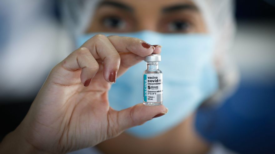 Una trabajadora de la salud sostiene una dosis de la vacuna de Astrazeneca contra la covid-19 hoy, en la cuadra de Portela, una de las comparsas de carnaval más tradicionales de Río de Janeiro (Brasil). EFE/André Coelho