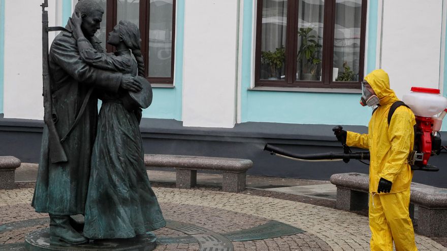Un trabajador del Ministerio de Situaciones de Emergencia de Rusia desinfecta el monumento COVID-19 en la estación de tren de Belorussky como parte de la campaña para prevenir la propagación del coronavirus SARS-CoV-2 que causa la enfermedad COVID-19 en Moscú, Rusia. EFE / SERGEI ILNITSKY