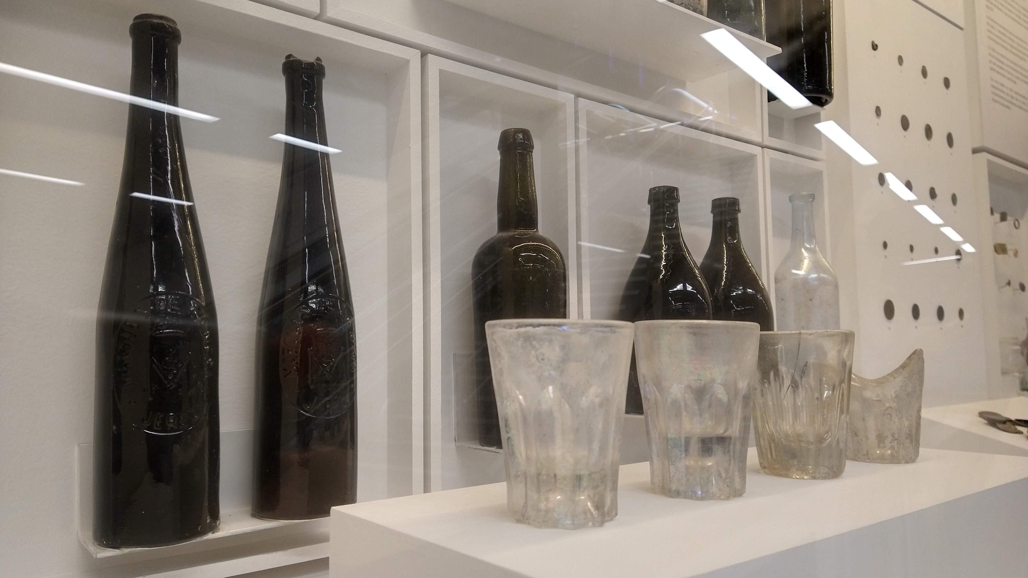 Estación Gran Vía - botellas antiguas de la casa Astrearena