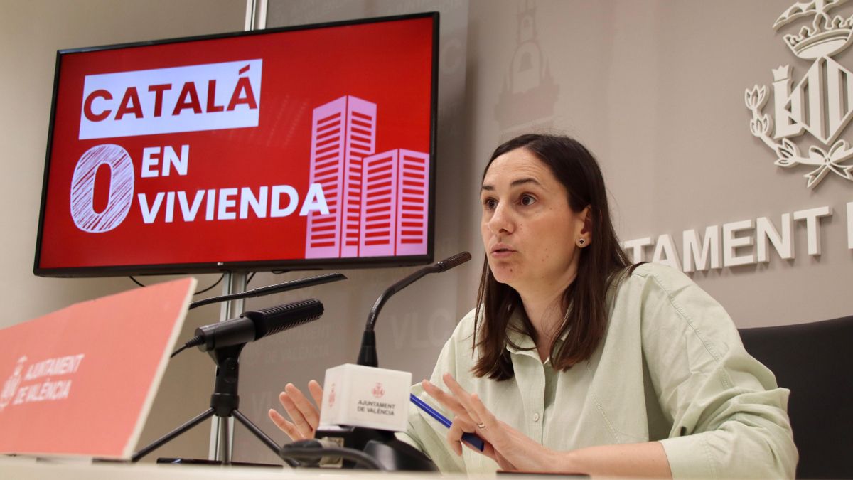 La concejala socialista Elisa Valía durante una rueda de prensa en el Ayuntamiento de València.
