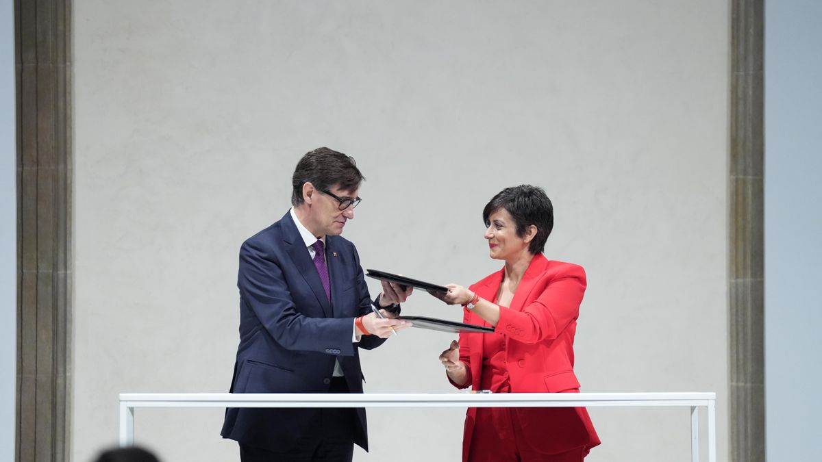 El presidente de la Generalitat, Salvador Illa, y la ministra de Vivienda y Agenda Urbana, Isabel Rodríguez, durante la firma un protocolo para la gestión del patrimonio de la Entidad Estatal de Vivienda procedente de la Sareb