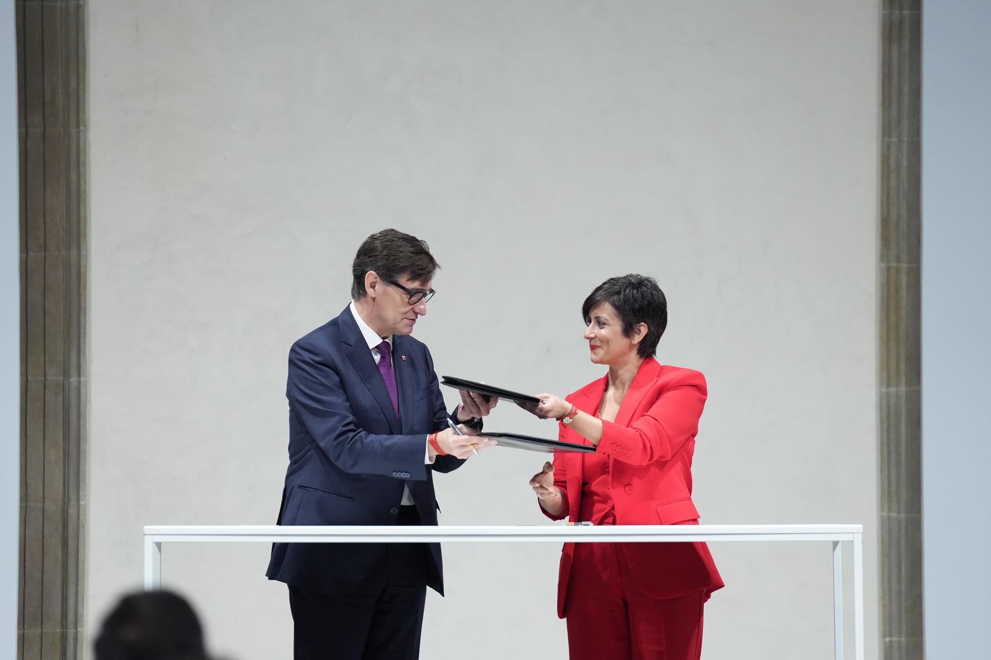 El presidente de la Generalitat, Salvador Illa, y la ministra de Vivienda y Agenda Urbana, Isabel Rodríguez, durante la firma un protocolo para la gestión del patrimonio de la Entidad Estatal de Vivienda procedente de la Sareb