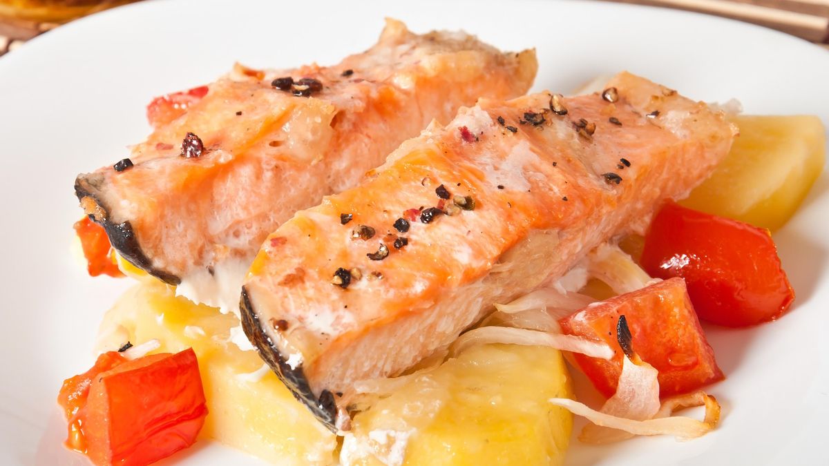 Salmón macerado en soja y miel con patatas asadas