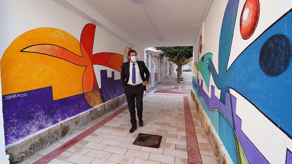 El alcalde de Valladolid, junto a los murales del Manuel Sierra.
