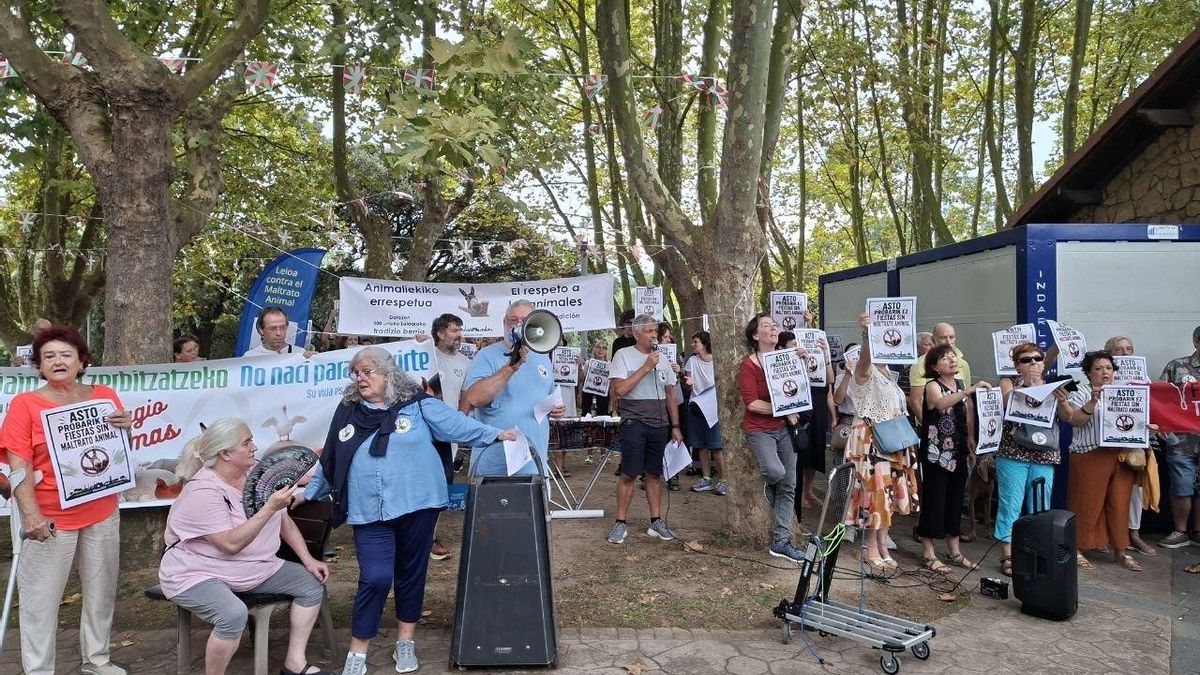 Manifestación contra las Asto Probak, pruebas de arrastre de piedra con burros que se celebran en Leioa