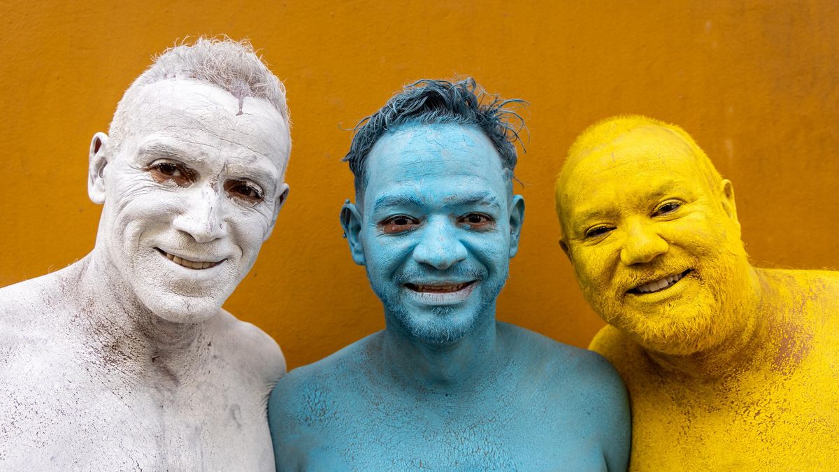 Spencer Tunick decora La Plaza Santa Ana con un gran arcoiris de desnudos (27 fotos).