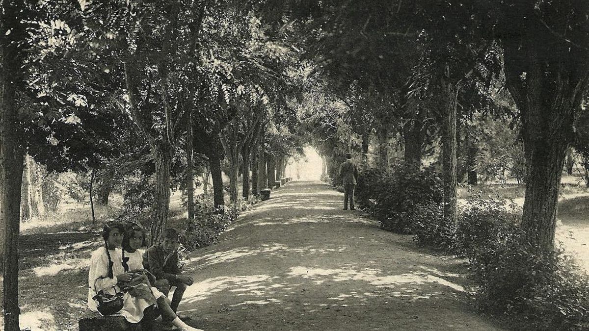 Paseo del balneario de Santa Teresa, en Martiherrero (Ávila), donde terminaron los niños de la colonia de Gredos