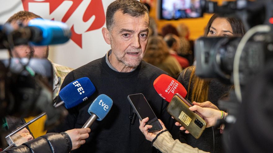 Antonio Maillo atiende a los medios antes de participar en un acto público con motivo de la Asamblea General de IU Rioja, este sábado en Logroño.