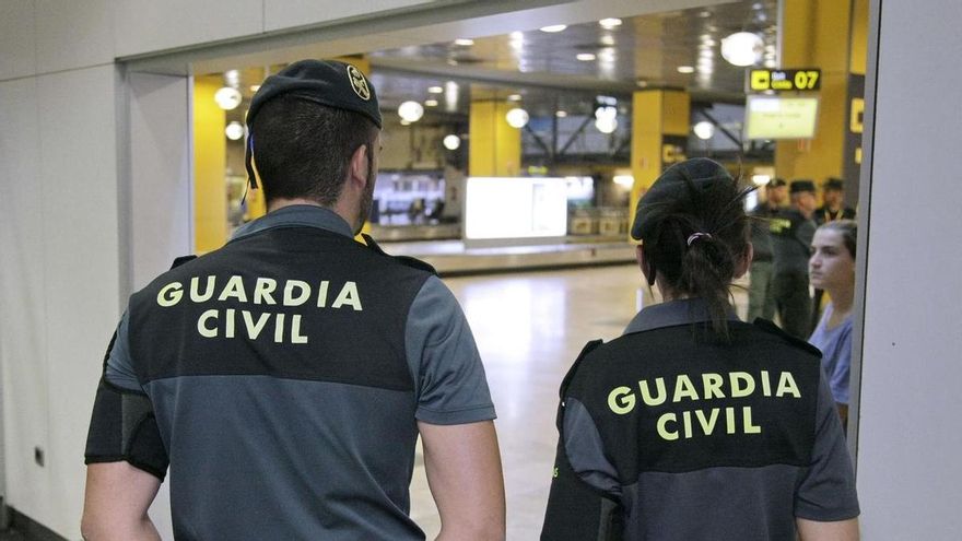 Dos guardias civiles pasean por el Aeropuerto de El Prat.