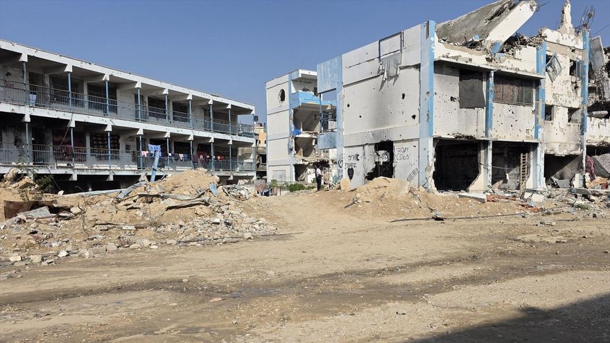 Una escuela de la UNRWA en la localidad de Jan Yunis, en el sur de Gaza, dañada por los ataques de Israel, el 18 de noviembre de 2025.