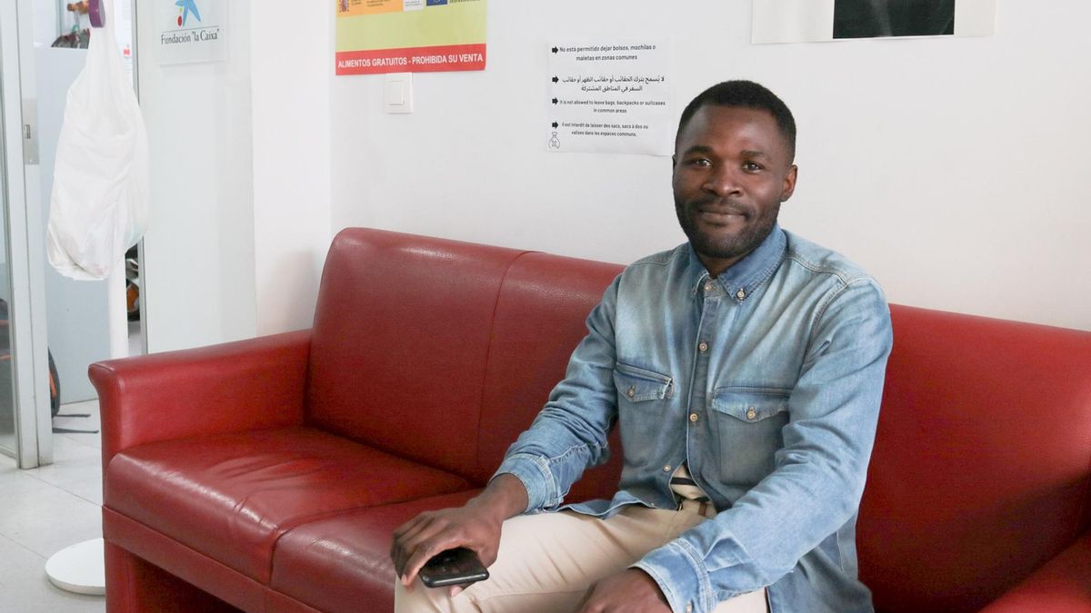 El joven Noutie Tchana Angelo Sylvio, en la sede de la asociación sevillana Elige la Vida