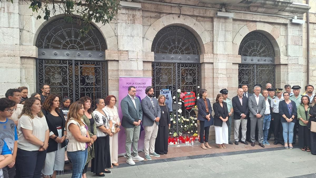Concentración de repulsa por el asesinato de la guardia civil Laura Cruz, este jueves, delante del Ayuntamiento de Llanes.