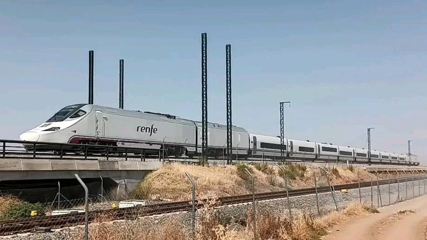 Extremadura estrena su tren rápido con la asignatura pendiente de convertirlo en AVE en 2023