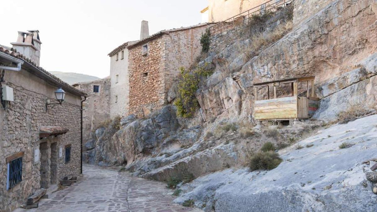 Lo que más sorprende de la localidad, al margen de sus semáforos, es su arquitectura, pues las casas parecen agarrarse a las rocas