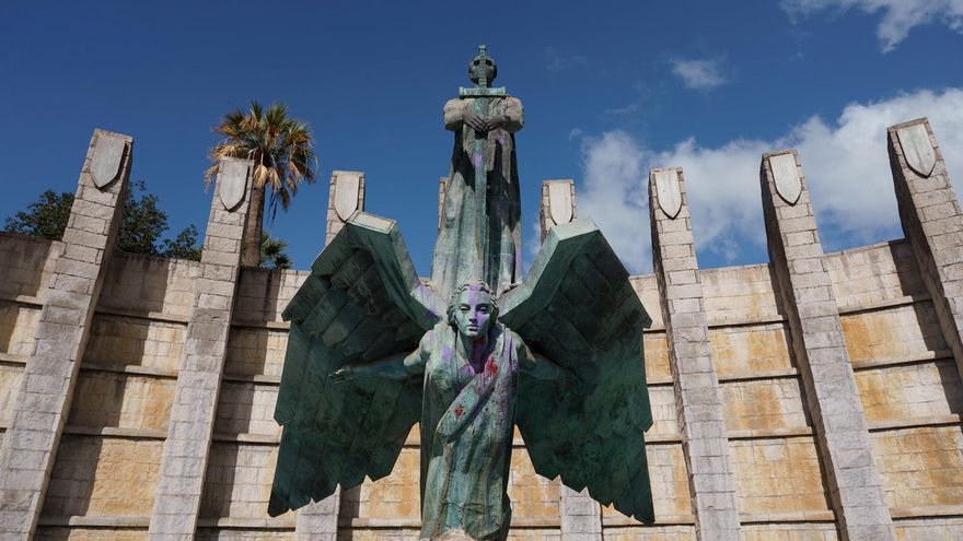 El monumento rinde homenaje al dictador y al avión 'Dragón Rapide' con el que se desplazó a Marruecos para iniciar el golpe de estado en 1936