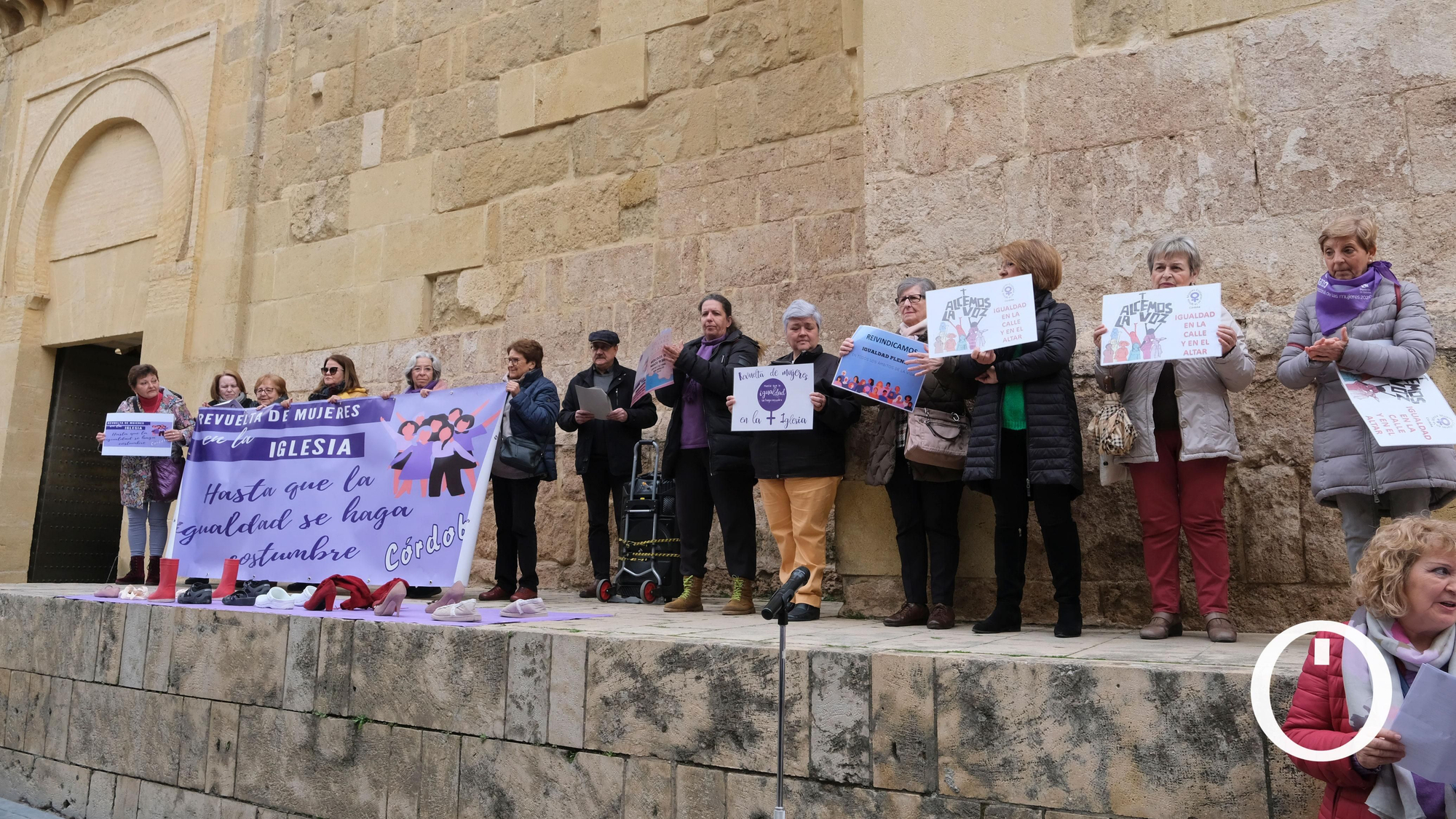 Concentración Revuelta de Mujeres en la Iglesia
