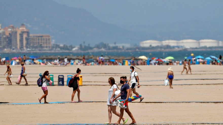Varias personas caminan por la playa de la Malvarrosa de Valéncia. La demanda nacional (consumo e inversión) ha sumó 3,6 puntos al avance del PIB en el último trimestre. EFE/Manuel Bruque