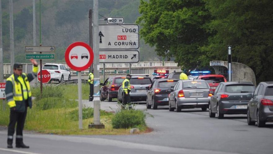 Agentes de la Guardia Civil realizan un control de tráfico en la carretera LU-547 que une Lugo con Santiago de Compostela, este lunes, durante la sexta semana de confinamiento.