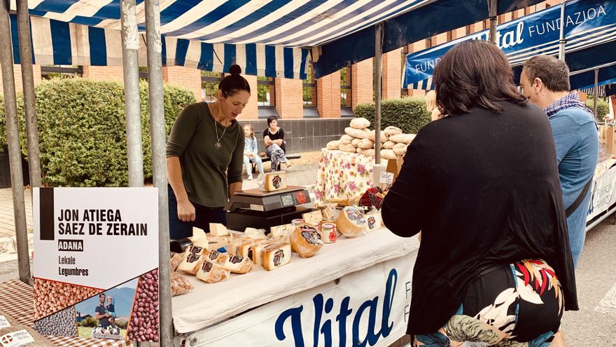 Maider Unda, vendiendo quesos