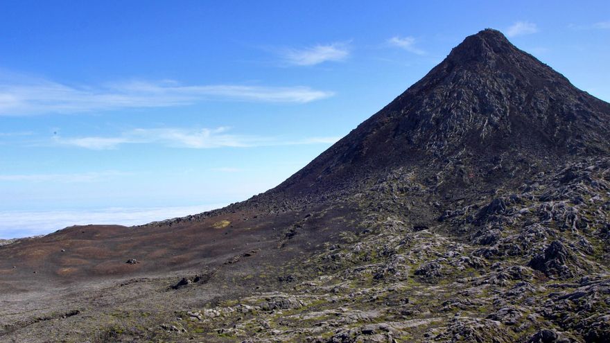 El Piquinho culmina el volcán de Pico. Llegar hasta aquí no es fácil. Hay tramos de ruta con más del 60% de desnivel.