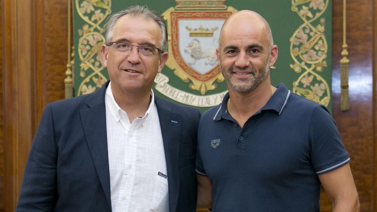 Maya recibe a Peio Ormazábal, que cruzó a nado el canal de Menorca para recaudar fondos para la leucemia infantil