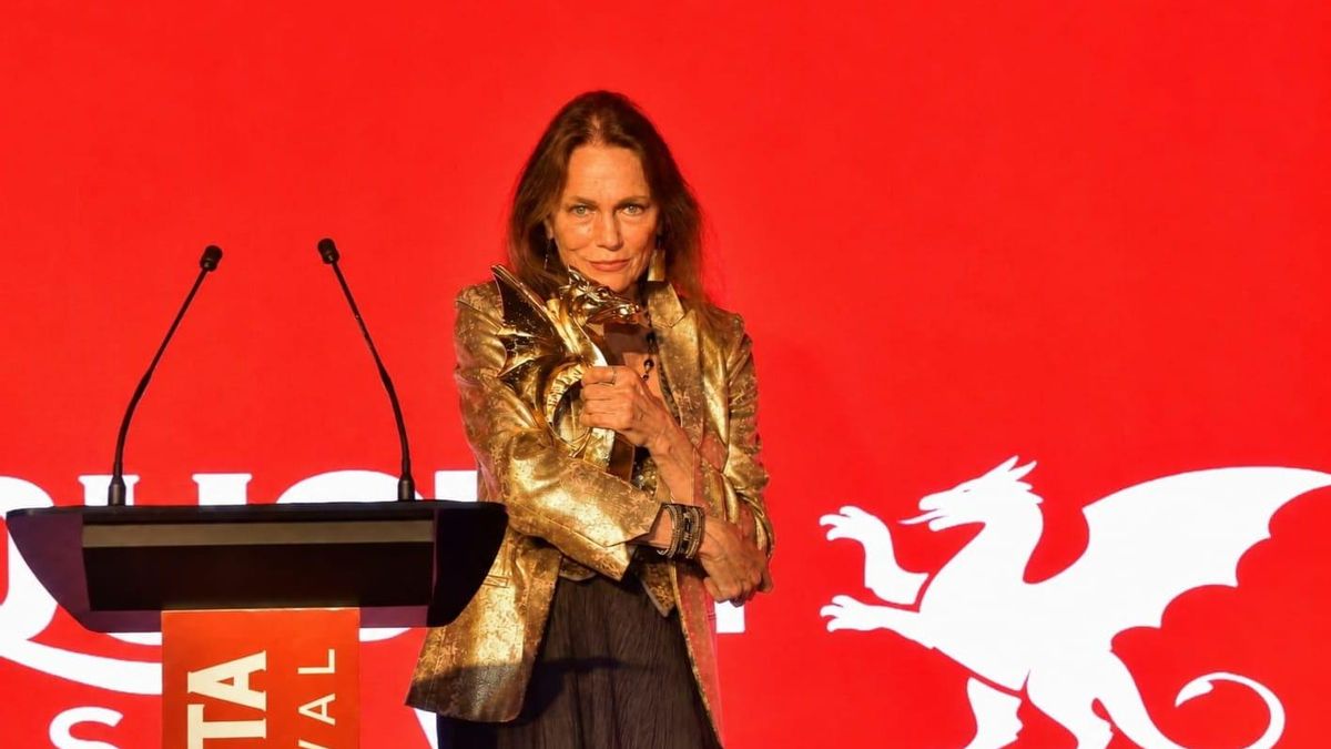 Jacqueline Bisset recibe el 'Dragón de oro' del Saraqusta Film Festival