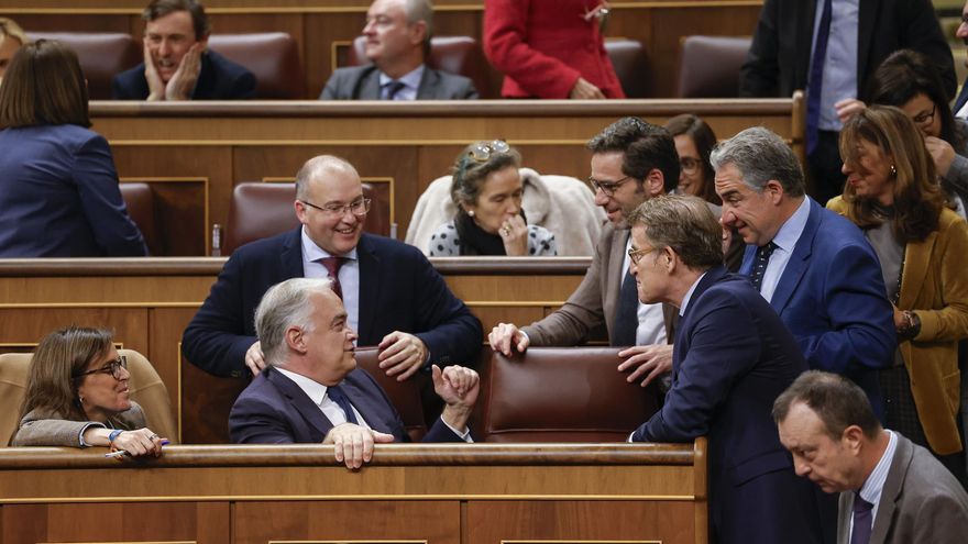 Al PP se le atraganta la comunicación: portavoces que compiten entre ellos y mensajes contradictorios
