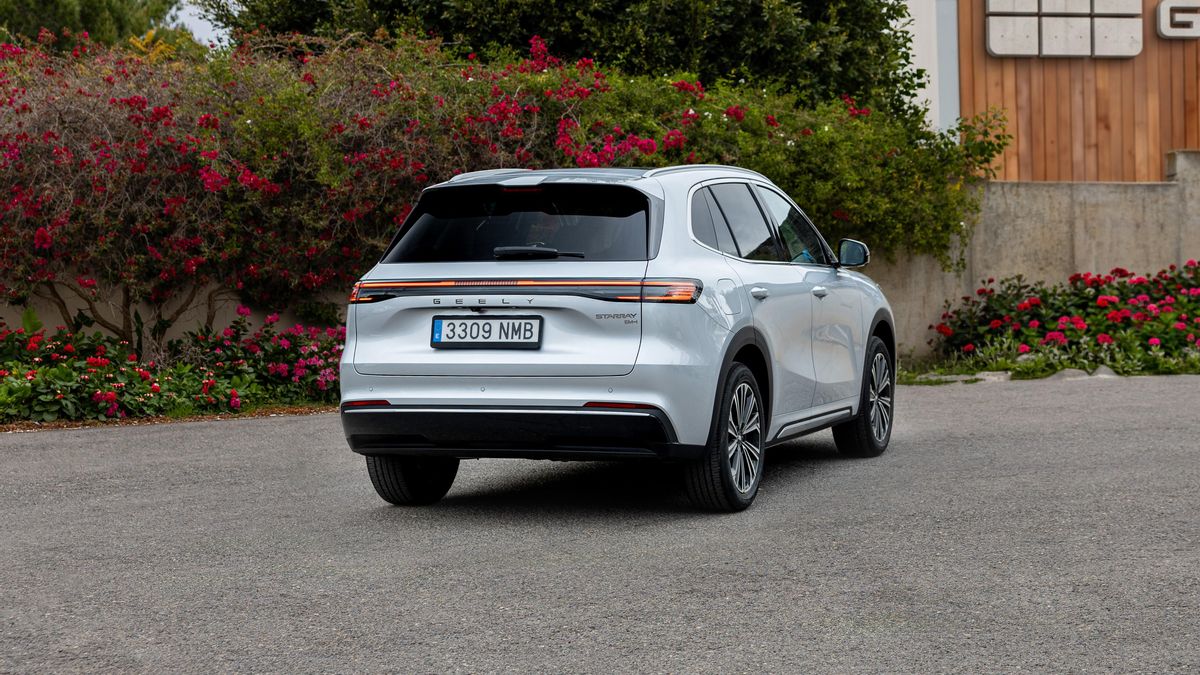 Vista trasera y lateral del híbrido enchufable de Geely.