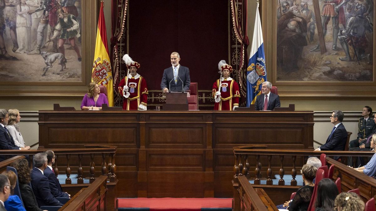 El rey Felipe VI recibe la Medalla de Oro del Parlamento de Canarias.