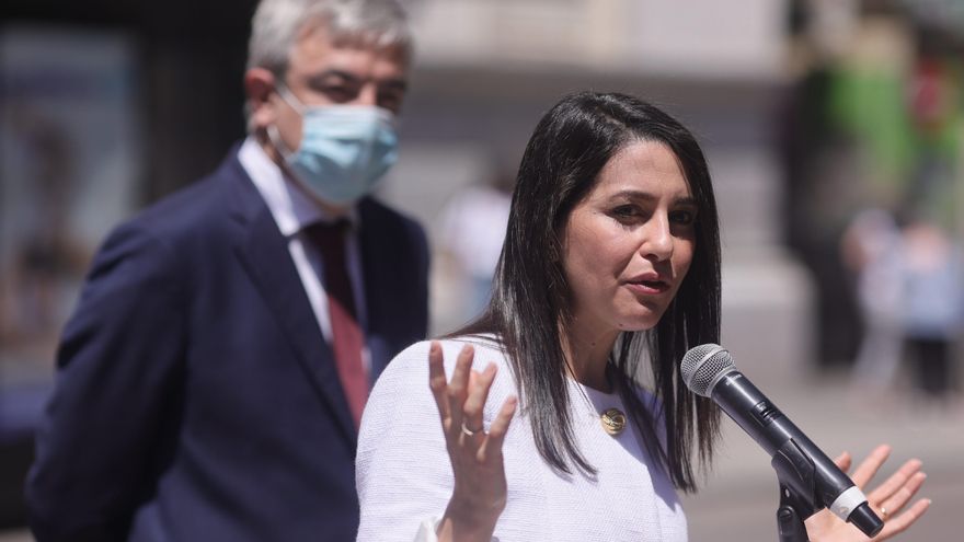 La presidenta de Ciudadanos Inés Arrimadas, haciendo declaraciones a los periodistas ante el Tribunal de Cuentas.