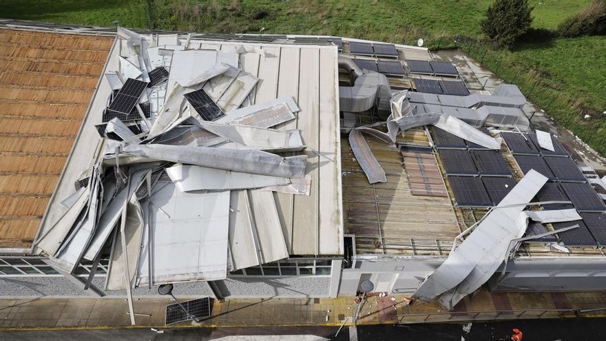 La cubierta de la piscina municipal de Noia, A coruña, este lunes, tras desprenderse el domingo por el viento.