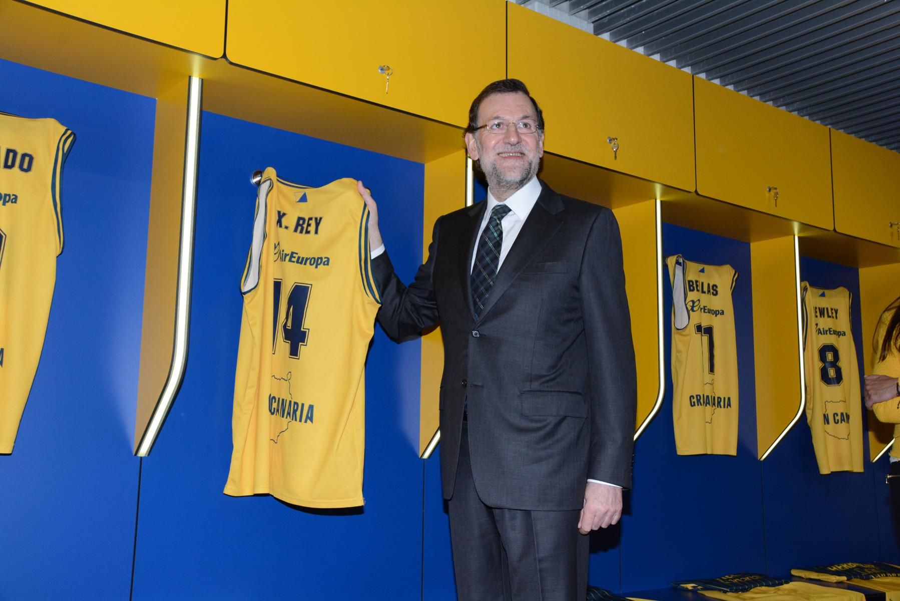 Rajoy con la camiseta de Xavi Rey en la inauguración del Gran Canaria Arena. ACFI PRESS