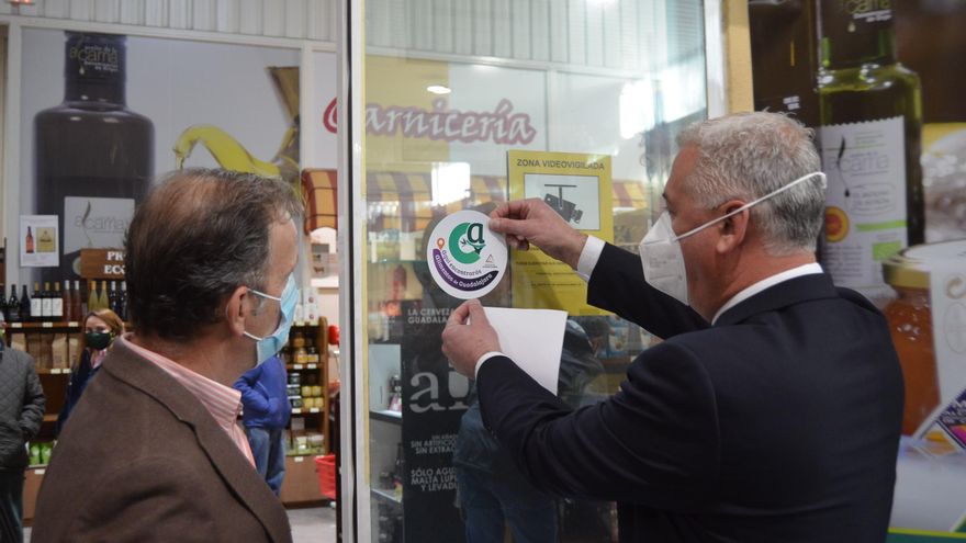 Colocación del distintivo de los 'Alimentos de Guadalajara' en comercios y restaurantes