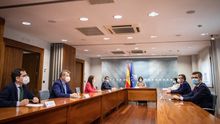 La delegación de Cs encabezada por Bal, en Moncloa, con la vicepresidenta Calvo y la ministra Darias