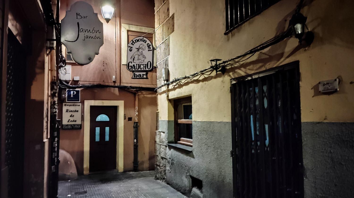 Otro bar de raigambre, el Gaucho, al final de Azabacherías.