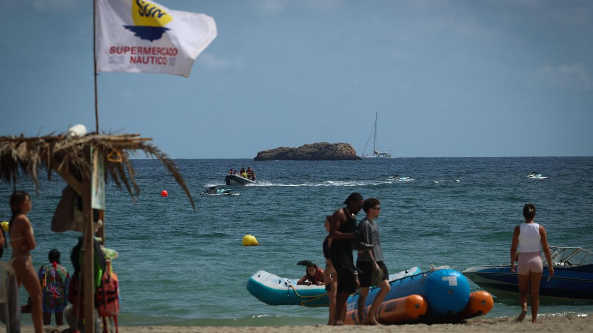 Bañistas en la zona turística de Platja d'en Bossa.
