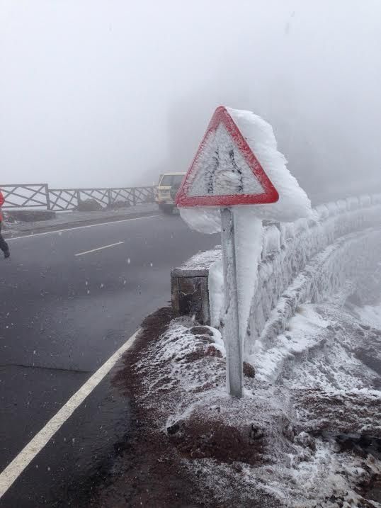 Señal de tráfico, este viernes, cerca del mirador de Los Andenes. Foto: ÁNGEL PALOMARES.