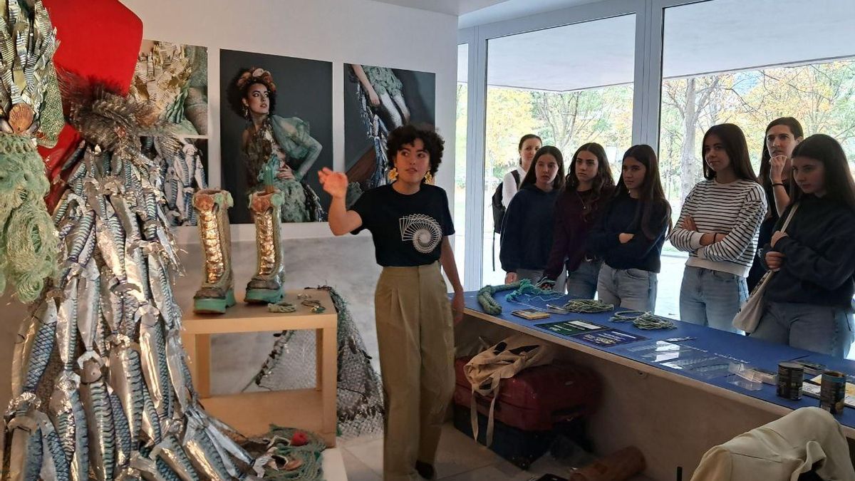 Lucía Revuelta lleva meses diseñando Miss Mares, un vestido con materiales reciclados y uno de los protagonistas de Zientzia Astea
