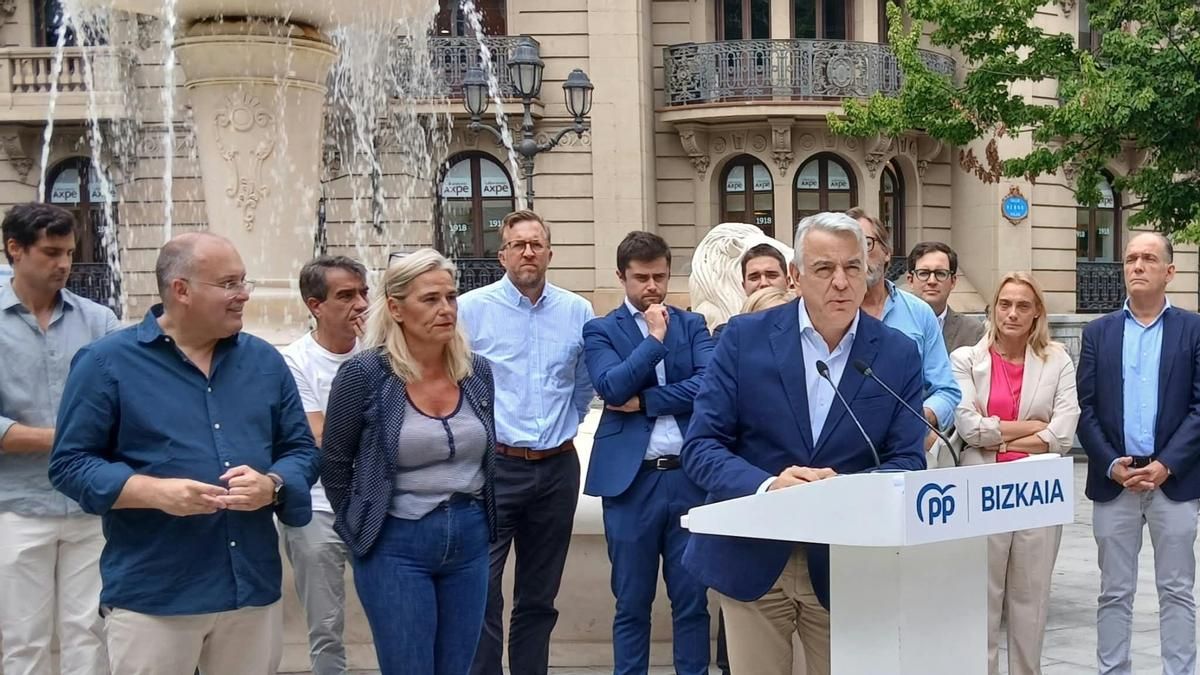 Tellado marca una renovación en el PP vasco con las salidas de Oyarzábal y Larrea en Álava y Gipuzkoa