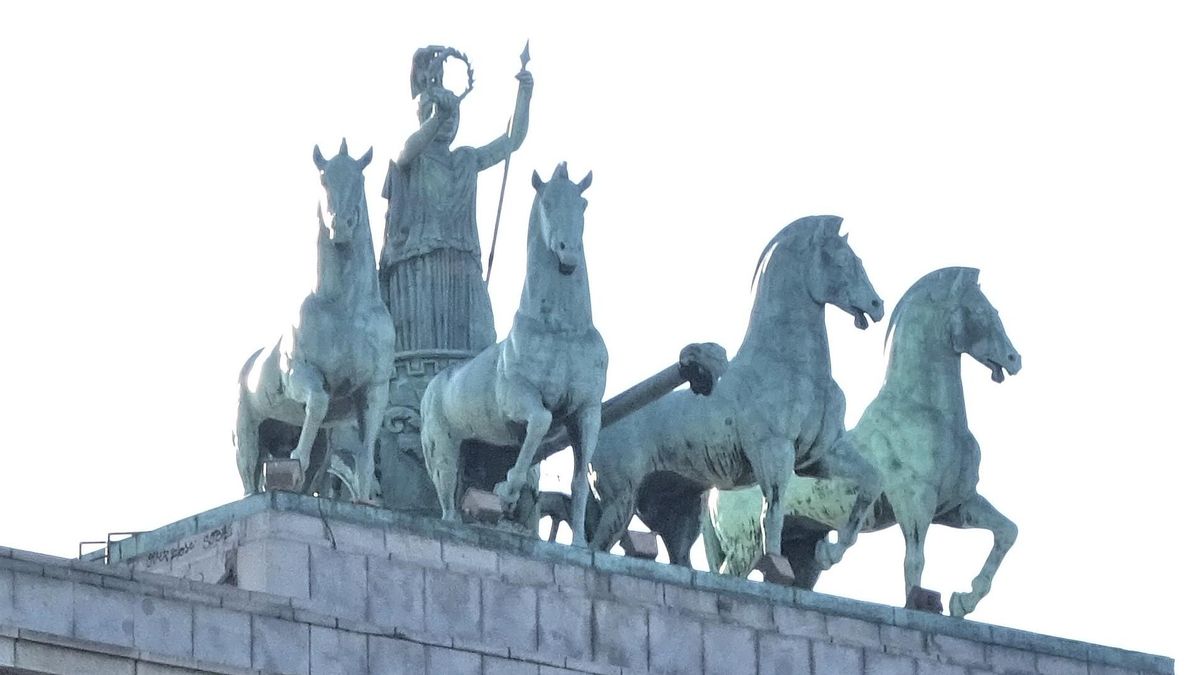 Detalle de la parte superior del Arco de Moncloa