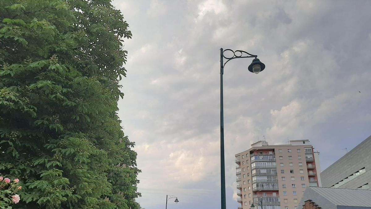 Intervalos nubosos desde el parque de Quevedo en León.