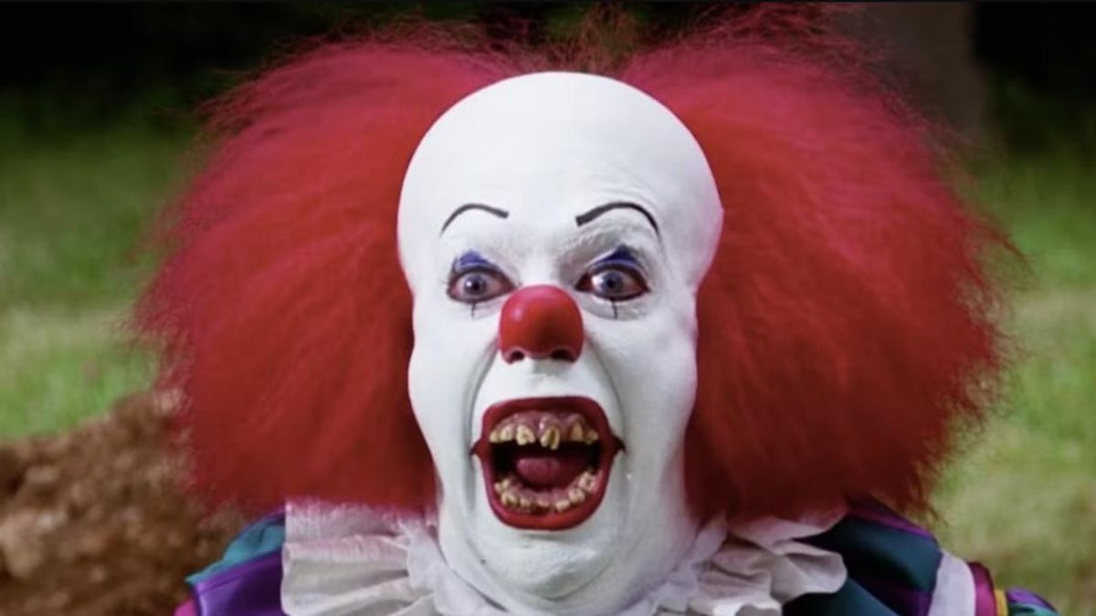 Tim Curry como el payaso Pennywise en la aterradora 'It' (1990)
