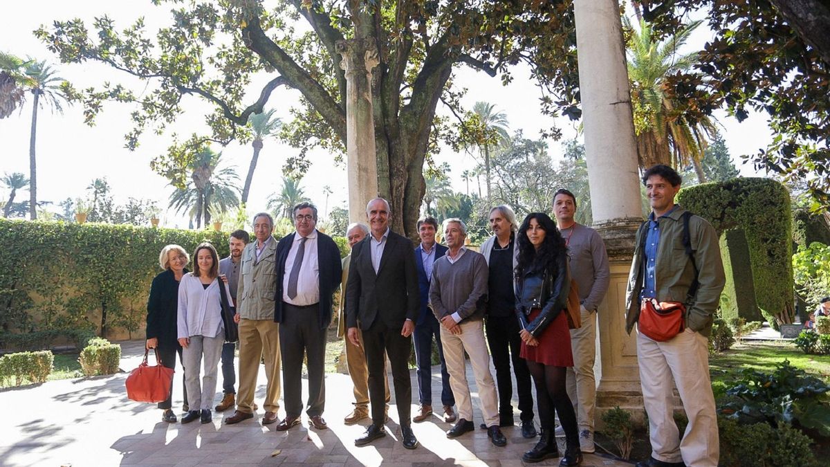 El alcalde, Antonio Muñoz, con responsables de la obra y la familia de José Elías.