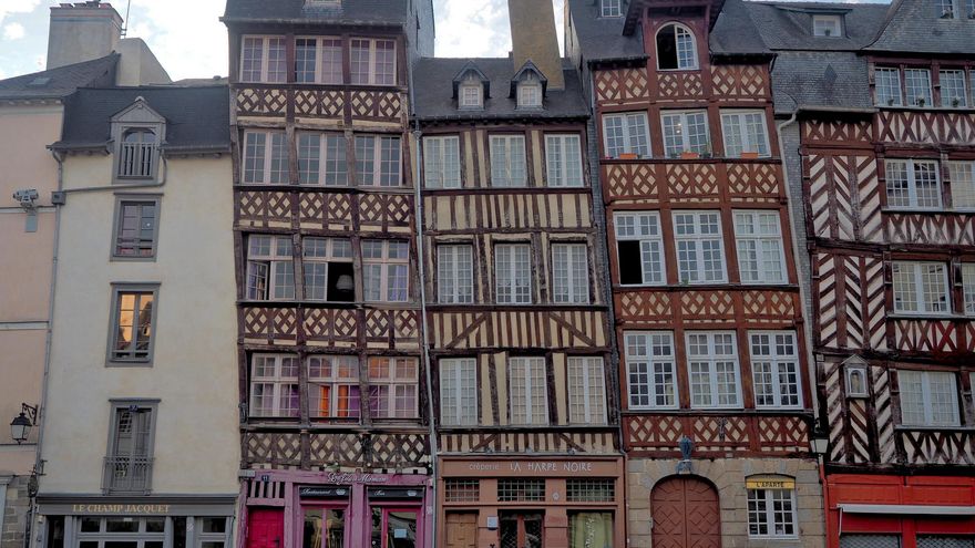 Casas medievales en Rennes, la capital de la Bretaña Francesa.