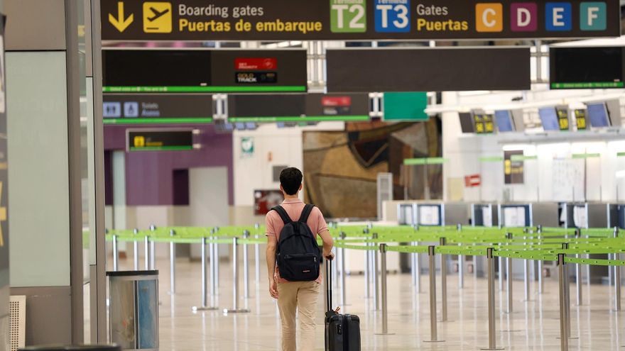 Un pasajero camina por el aeropuerto Adolfo Suárez Madrid Barajas
