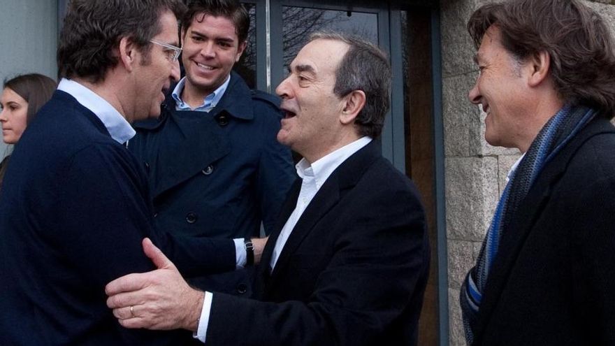 Raúl López saluda a Alberto Núñez Feijóo cuando éste era presidente de la Xunta