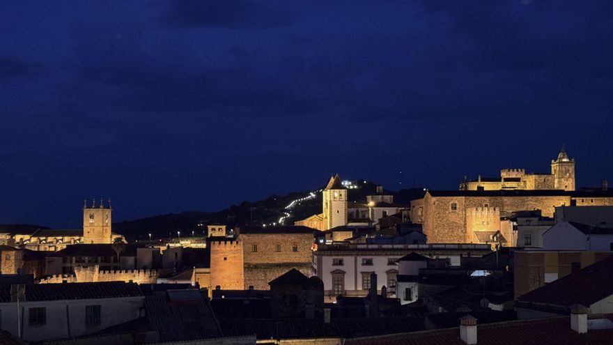 Municipios extremeños apagan las luces de edificios para "encender" la defensa de Almaraz