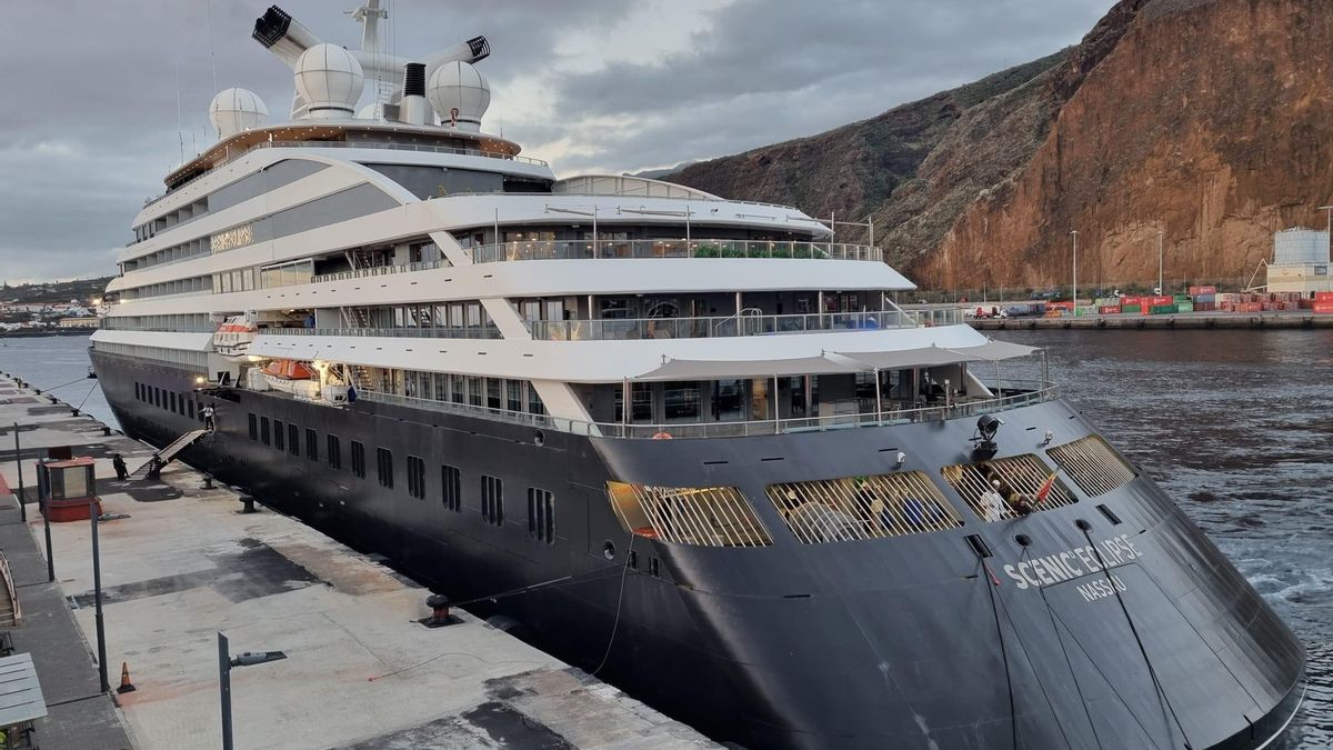 El crucero de superlujo ‘Scenic Eclipse’, este miércoles, en el puerto de Santa Cruz de La Palma.